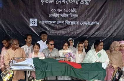 শহীদ মিনারে মুস্তাফা মনোয়ারকে সর্বস্তরের মানুষের শ্রদ্ধা 
