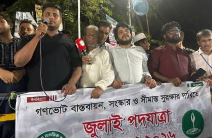 সরকার মোমবাতি আর হারিকেন দিয়েছে: হাসনাত  