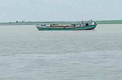ফুলছড়িতে ব্রহ্মপুত্র নদে বালু উত্তোলনে হুমকির মুখে উন্নয়ন প্রকল্প