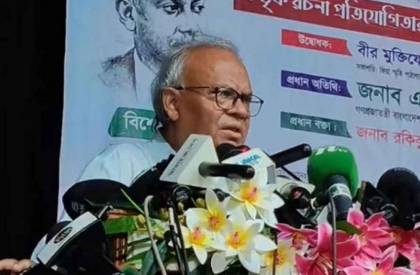 টিএসসিতে রচনা প্রতিযোগিতার পুরস্কার বিতরণী অনুষ্ঠানে বক্তব্য দেন রুহুল কবির রিজভী।   ছবি : সংগৃহীত