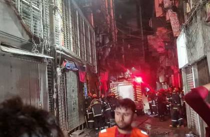 মনজুর খান প্লাজার ষষ্ঠ তলার একটি দোকানে আগুন লাগে। ছবি : সংগৃহীত