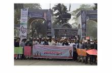 বৈষম্যহীন শিক্ষক নিবন্ধন পরীক্ষার দাবিতে ইবি শিক্ষার্থীদের মানববন্ধন