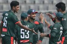বাংলাদেশ - পাকিস্থান একাদশের খেলা জমে উঠেছে