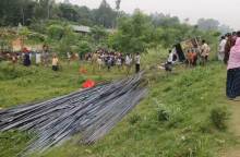 টাঙ্গাইলে ট্রাক উল্টে নিহত ১৫ জনের মরদেহ পরিবারের কাছে হস্তান্তর